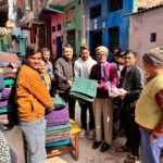 भीषण ठंड में राहत की पहल: सभासद अमन गुप्ता ने गरीब व असहायों में बांटे कंबल